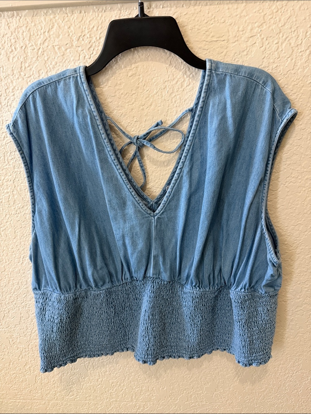 Old Navy Light Blue V-Neck Tie-Back Smocked Crop Top